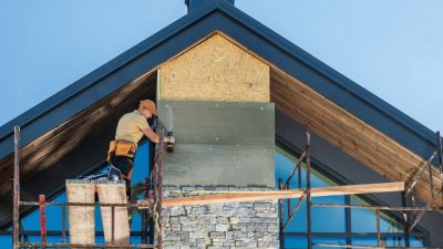 impresa che interviene su casa per fare salto di due classi energetiche