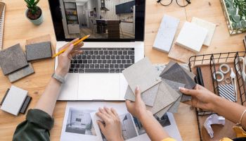 persone pianificano richiesta bonus mobili dopo aver letto guida dell'agenzia delle entrate