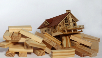 modellino di casa rovinata dal terremoto
