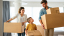 famiglia con scatoloni che trasloca
