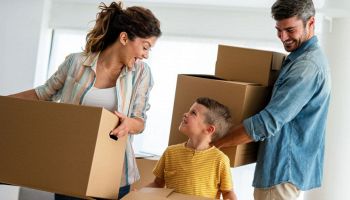 famiglia con bambini durante un trasloco