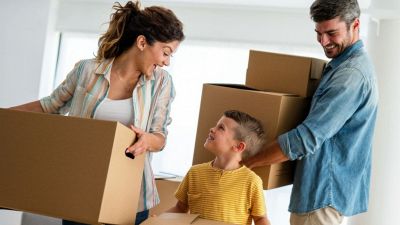 famiglia con bambini durante un trasloco