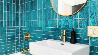 bagno con piastrelle blu