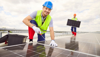 operaio che installa sistemi fotovoltaici