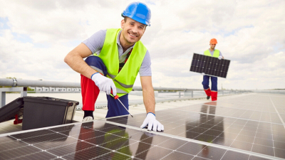 operaio che installa sistemi fotovoltaici