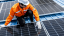 tecnico che installa pannelli fotovoltaici