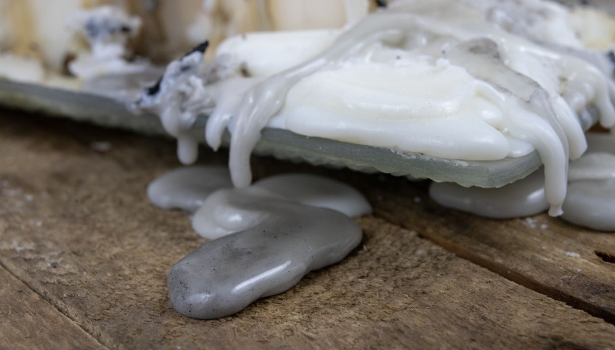 cerca che sporca un tavolo