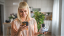ragazza che configura videosorveglianza