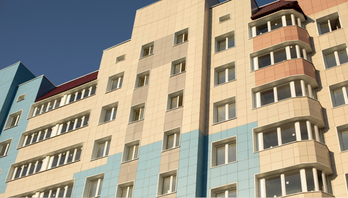 facciata colorata di un condominio