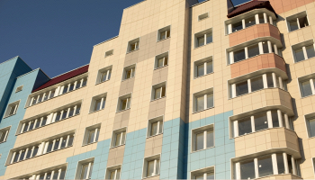 facciata colorata di un condominio