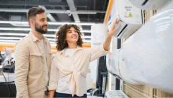 coppia che sceglie il condizionatore da acquistare