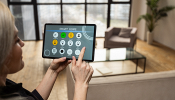 donna che gestisce smart home da tablet