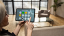 donna che gestisce smart home da tablet