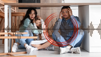 famiglia che si ripara sotto un tavolo durante un terremoto