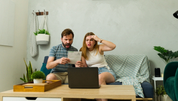 coppia preoccupata con una bolletta