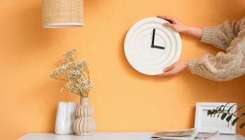 donna che regola l'orario