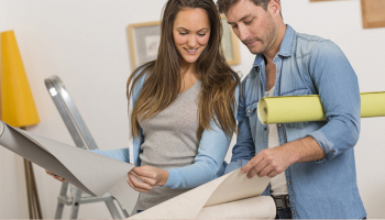 Coppia che progetta la ristrutturazione