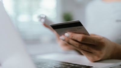 donna che effettua un bonifico online