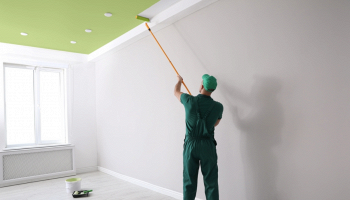 imbianchino che pittura il soffitto