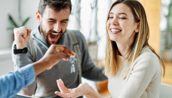 coppia che riceve le chiavi di casa