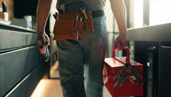 idraulico con cassetta degli attrezzi