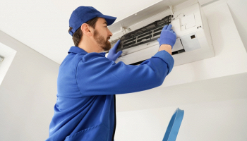 tecnico che installa un condizionatore