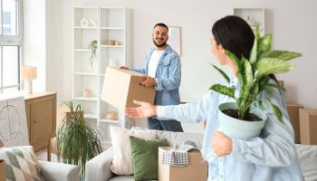 coppia impegnata in un trasloco