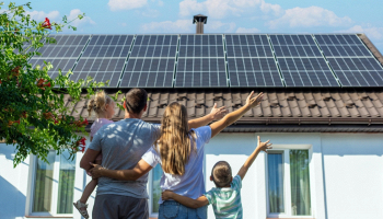 famiglia con pannelli solari su tetto