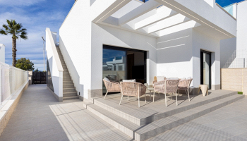 terrazzo con pavimento beige in gres