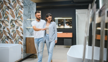 coppia che sceglie mobili per il bagno