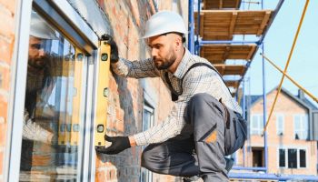 operaio al lavoro sulla facciata della casa