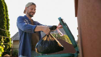 uomo che butta l'immondizia