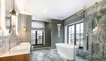 bagno moderno con infissi nuovi