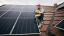 tecnico che installa fotovoltaico
