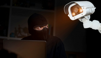 ladro che hackera videocamera