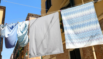 filo con panni stesi al sole