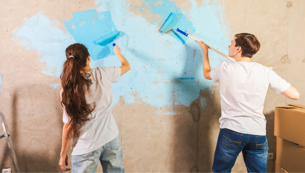 coppia che pittura casa
