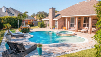 casa con piscina moderna
