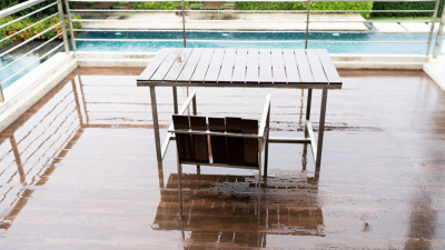 Acqua e cattivi odori sul balcone dopo la pioggia? Ecco cosa controllare