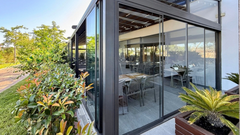 Conviene installare una pergola bioclimatica con vetrate scorrevoli? Pro e contro