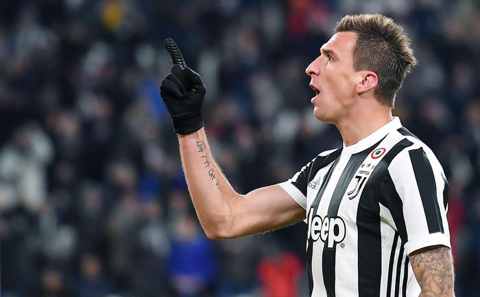 La Juve batte il Crotone 3-0 Bianconeri a -4 dal Napoli
