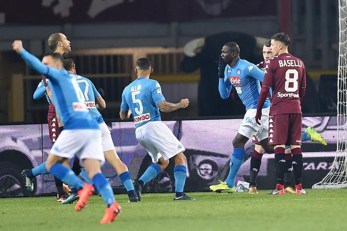 Serie A: gol e vittoria con il Torino, Napoli di nuovo primo
