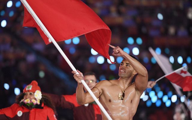 Pita Tautatofua, il portabandiera di Tonga a torso nudo nel gelo