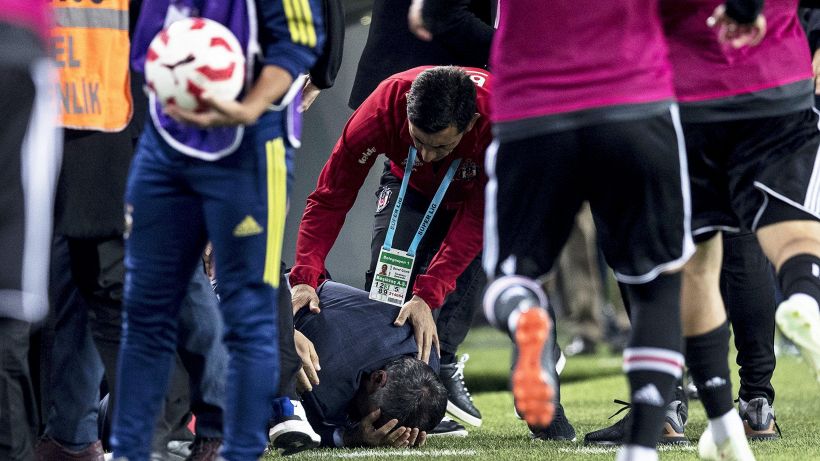 Turchia, tecnico Besiktas colpito con un seggiolino