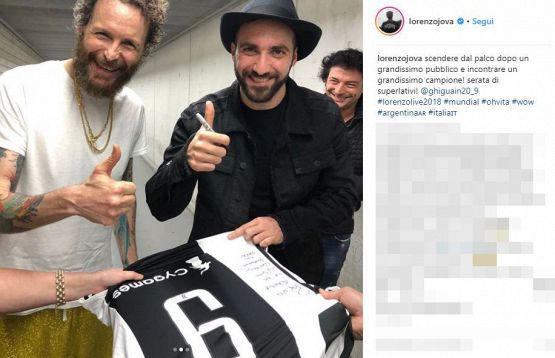 Jovanotti, concerto a Torino: foto con Higuain, Belotti e Bonucci