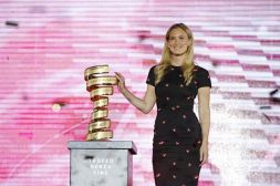 Bar Refaeli, splendida madrina al Giro d'Italia