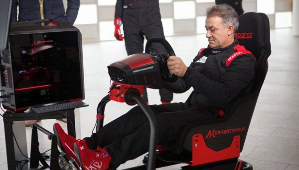 Jean Alesi, ex pilota Ferrari, presenta l'eSports Academy Jean Alesi, ex pilota Ferrari, presenta l'eSports Academy