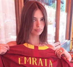 Emily Ratajkowski "tradisce" la Juve: sui social è "Daje Roma"