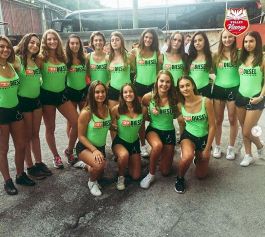 Vicenza, polemica sulle ragazzine raccattapalle in shorts