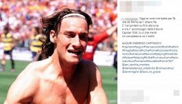 Totti spegne 42 candeline, gli auguri social dei tifosi